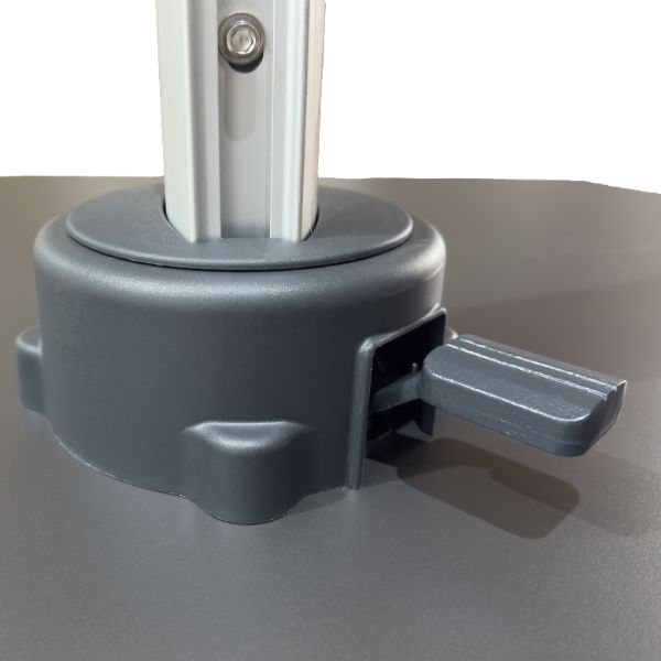 Detalle de base con sistema de bloqueo sombrilla Venecia gris cuadrada 4x4m – Sombrillas México